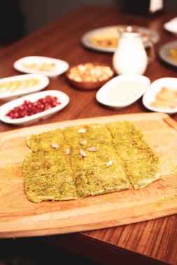 Türk tatlısı, kunafa, kaday fıstığı tozu ve peynirli sıcak yenilen tatlı