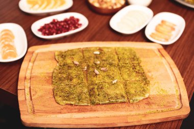 Türk tatlısı, kunafa, kaday fıstığı tozu ve peynirli sıcak yenilen tatlı