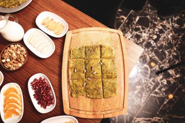 Türk tatlısı, kunafa, kaday fıstığı tozu ve peynirli sıcak yenilen tatlı