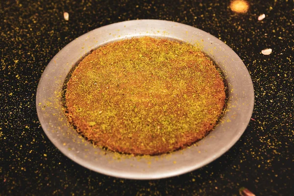 Türk Tatlısı Kunafa Kaday Fıstığı Tozu Peynirli Sıcak Yenilen Tatlı — Stok fotoğraf