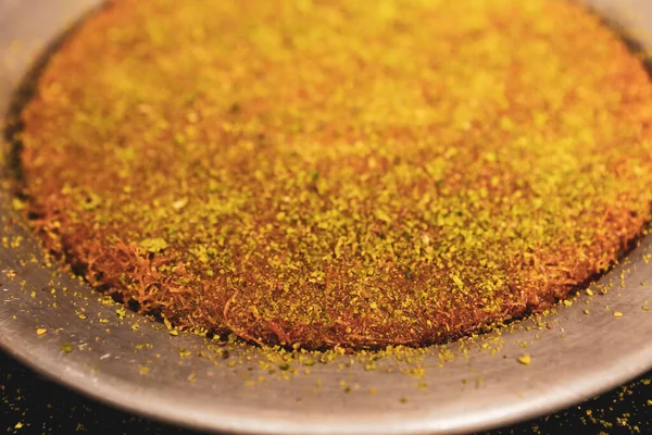 Türk tatlısı, kunafa, kaday fıstığı tozu ve peynirli sıcak yenilen tatlı