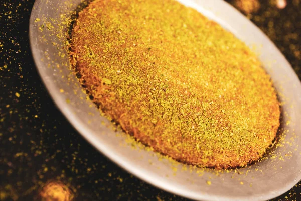 土耳其甜点昆尼弗 昆纳法 卡迪夫与开心果粉和奶酪热吃甜 — 图库照片