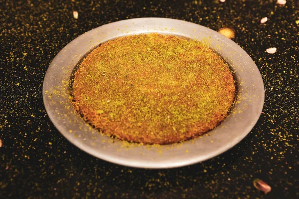 土耳其甜点昆尼弗 昆纳法 卡迪夫与开心果粉和奶酪热吃甜 — 图库照片