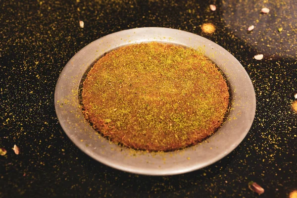 Türk tatlısı, kunafa, kaday fıstığı tozu ve peynirli sıcak yenilen tatlı