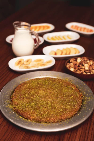 Kunefe Dessert Turc Kunafa Kadayif Avec Poudre Pistache Fromage Chaud — Photo