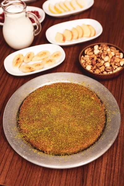 Turks Dessert Kunefe Kunafa Kadayif Met Pistache Poeder Kaas Heet — Stockfoto