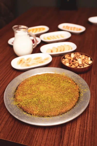 Türk tatlısı, kunafa, kaday fıstığı tozu ve peynirli sıcak yenilen tatlı