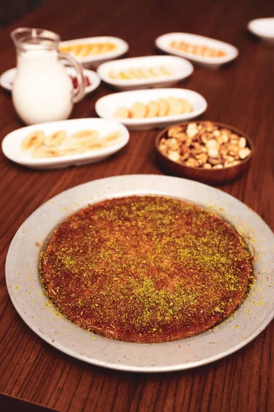 Kunefe Dessert Turc Kunafa Kadayif Avec Poudre Pistache Fromage Chaud — Photo