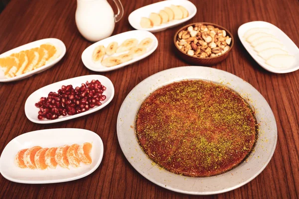 Türk tatlısı, kunafa, kaday fıstığı tozu ve peynirli sıcak yenilen tatlı