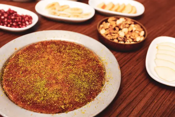 Turks Dessert Kunefe Kunafa Kadayif Met Pistache Poeder Kaas Heet — Stockfoto