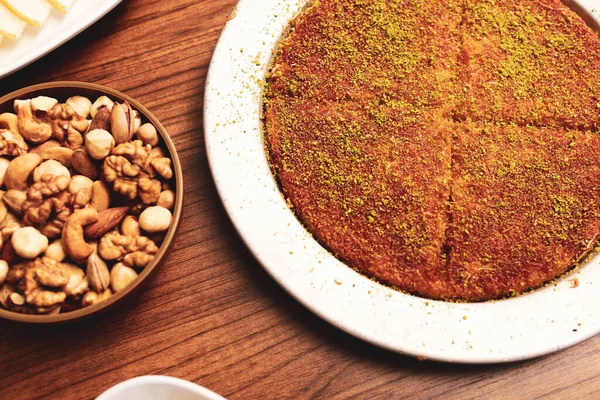Turkiska Dessert Kunefe Kunafa Kadayif Med Pistaschpulver Och Ost Varm — Stockfoto