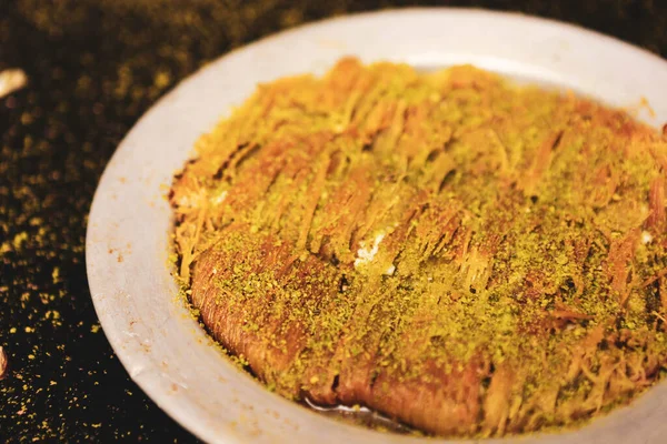 Türk tatlısı, kunafa, kaday fıstığı tozu ve peynirli sıcak yenilen tatlı