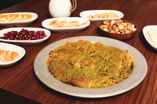 Türk tatlısı, kunafa, kaday fıstığı tozu ve peynirli sıcak yenilen tatlı