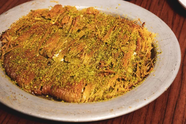 Türk tatlısı, kunafa, kaday fıstığı tozu ve peynirli sıcak yenilen tatlı