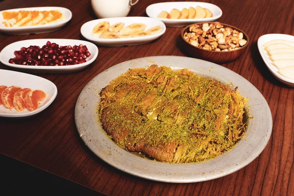 Türk tatlısı, kunafa, kaday fıstığı tozu ve peynirli sıcak yenilen tatlı