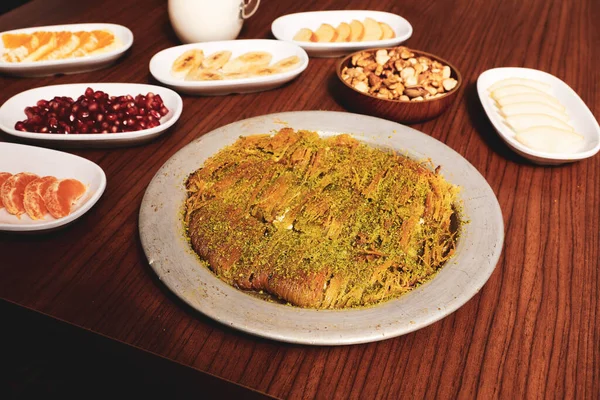 Türk tatlısı, kunafa, kaday fıstığı tozu ve peynirli sıcak yenilen tatlı