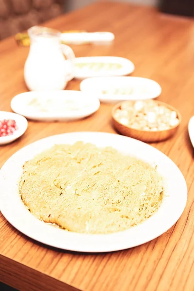 Türk tatlısı, kunafa, kaday fıstığı tozu ve peynirli sıcak yenilen tatlı