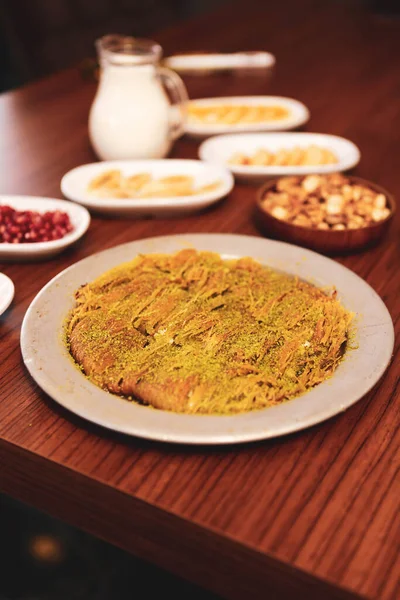 Kunefe Dessert Turc Kunafa Kadayif Avec Poudre Pistache Fromage Chaud — Photo