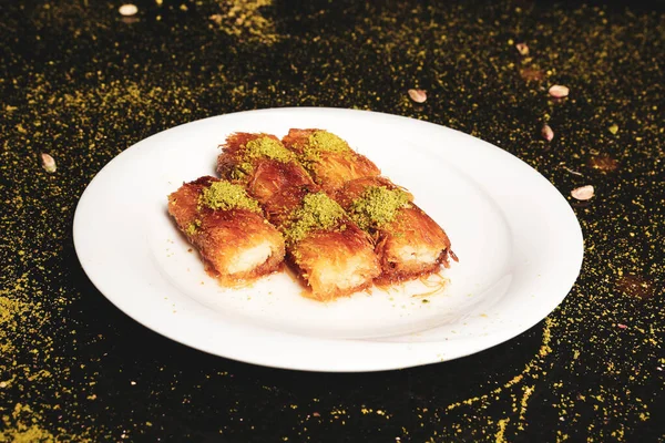 Türk tatlısı, kunafa, kaday fıstığı tozu ve peynirli sıcak yenilen tatlı