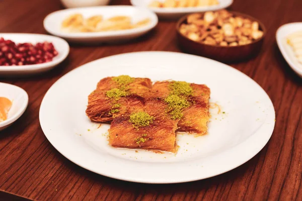 Turkish Dessert Kunefe Kunafa Kadayif Pistachio Powder Cheese Hot Eaten — Stock Photo, Image