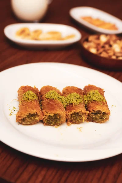 Turkish Dessert Kunefe Kunafa Kadayif Dengan Bubuk Pistachio Dan Keju — Stok Foto