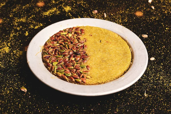 Türk tatlısı, kunafa, kaday fıstığı tozu ve peynirli sıcak yenilen tatlı