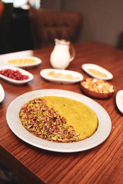 Kunefe Dessert Turc Kunafa Kadayif Avec Poudre Pistache Fromage Chaud — Photo