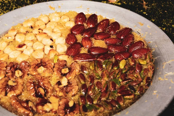 Türk tatlısı, kunafa, kaday fıstığı tozu ve peynirli sıcak yenilen tatlı
