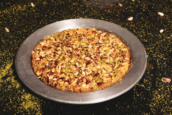 Türk tatlısı, kunafa, kaday fıstığı tozu ve peynirli sıcak yenilen tatlı