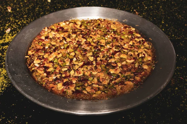 Türk tatlısı, kunafa, kaday fıstığı tozu ve peynirli sıcak yenilen tatlı