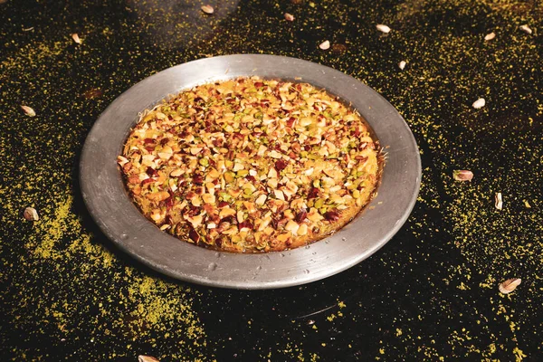 Türk tatlısı, kunafa, kaday fıstığı tozu ve peynirli sıcak yenilen tatlı