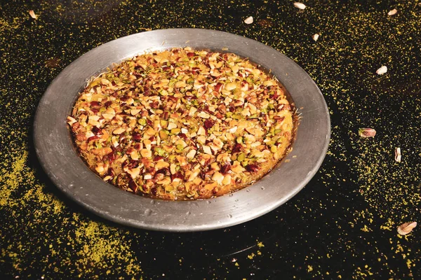 Türk tatlısı, kunafa, kaday fıstığı tozu ve peynirli sıcak yenilen tatlı