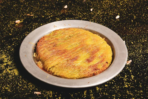 Türk tatlısı, kunafa, kaday fıstığı tozu ve peynirli sıcak yenilen tatlı