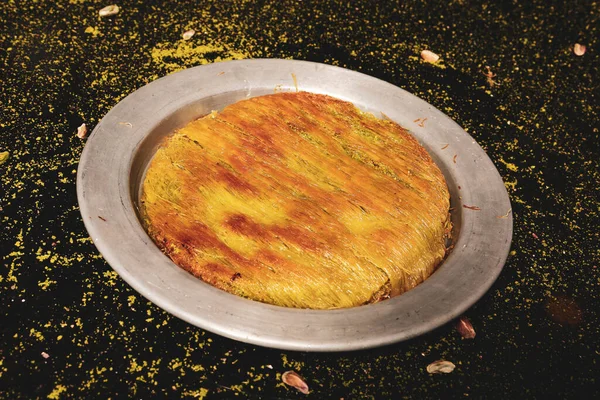 Türk tatlısı, kunafa, kaday fıstığı tozu ve peynirli sıcak yenilen tatlı