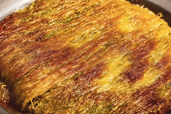 Türk tatlısı, kunafa, kaday fıstığı tozu ve peynirli sıcak yenilen tatlı