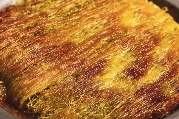 Türk tatlısı, kunafa, kaday fıstığı tozu ve peynirli sıcak yenilen tatlı