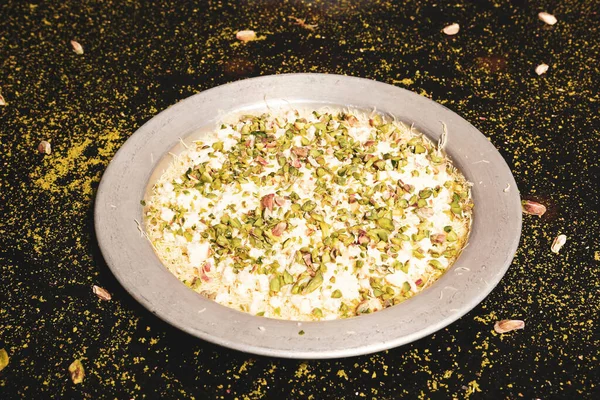 Türk tatlısı, kunafa, kaday fıstığı tozu ve peynirli sıcak yenilen tatlı