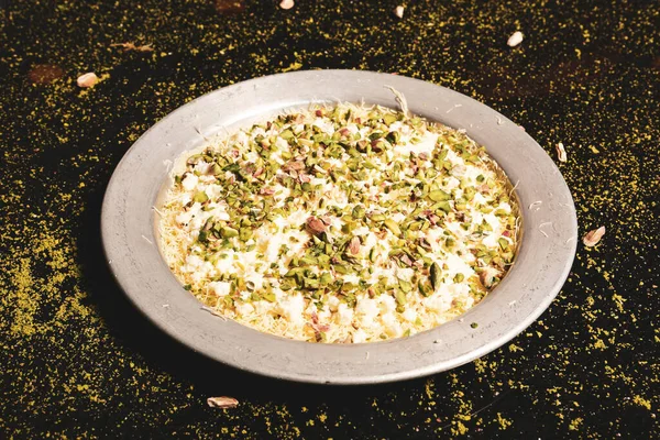 Türk tatlısı, kunafa, kaday fıstığı tozu ve peynirli sıcak yenilen tatlı