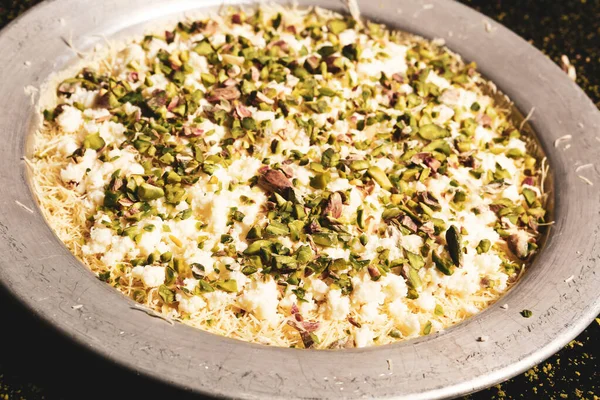 Türk tatlısı, kunafa, kaday fıstığı tozu ve peynirli sıcak yenilen tatlı