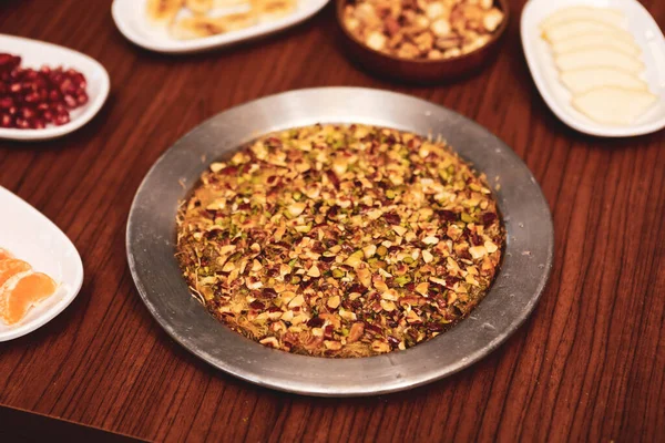 Türk tatlısı, kunafa, kaday fıstığı tozu ve peynirli sıcak yenilen tatlı