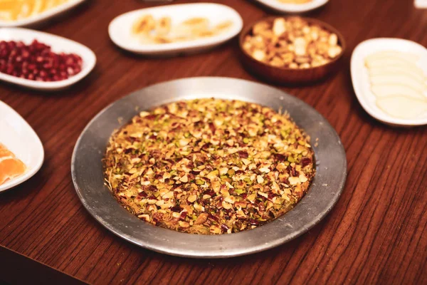 Türk tatlısı, kunafa, kaday fıstığı tozu ve peynirli sıcak yenilen tatlı