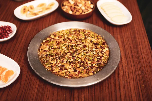 Türk tatlısı, kunafa, kaday fıstığı tozu ve peynirli sıcak yenilen tatlı