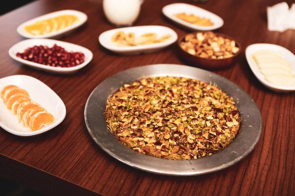 Türk tatlısı, kunafa, kaday fıstığı tozu ve peynirli sıcak yenilen tatlı