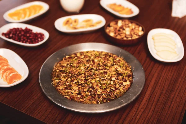 Türk tatlısı, kunafa, kaday fıstığı tozu ve peynirli sıcak yenilen tatlı