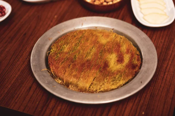 Türk tatlısı, kunafa, kaday fıstığı tozu ve peynirli sıcak yenilen tatlı