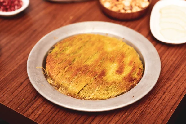 Türk tatlısı, kunafa, kaday fıstığı tozu ve peynirli sıcak yenilen tatlı