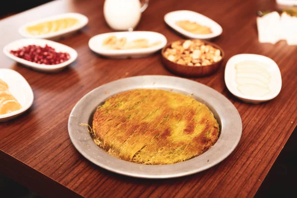 Türk tatlısı, kunafa, kaday fıstığı tozu ve peynirli sıcak yenilen tatlı