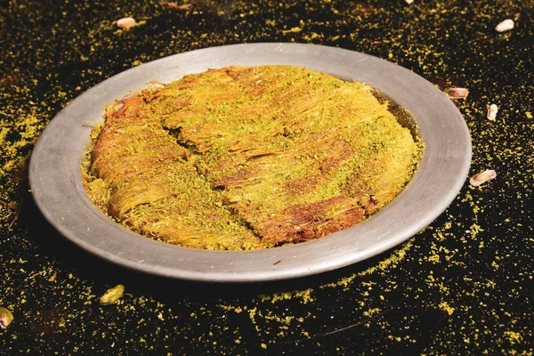 Türk tatlısı, kunafa, kaday fıstığı tozu ve peynirli sıcak yenilen tatlı