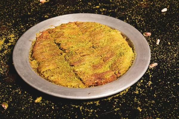 Türk tatlısı, kunafa, kaday fıstığı tozu ve peynirli sıcak yenilen tatlı