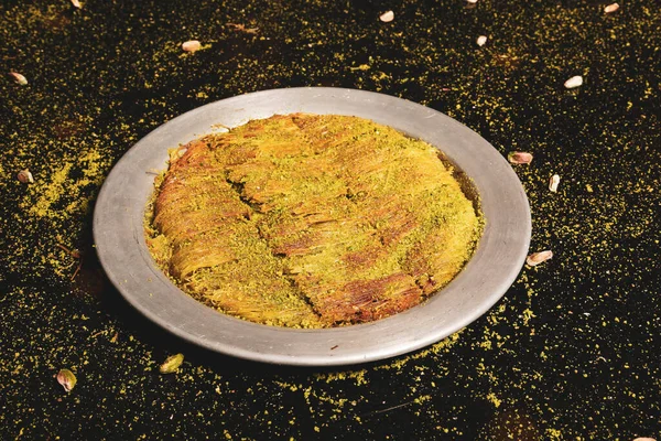 Türk tatlısı, kunafa, kaday fıstığı tozu ve peynirli sıcak yenilen tatlı